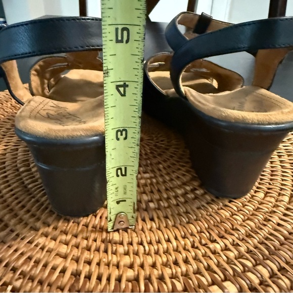 Natural Soul Women's Black Sandals - Picture 6 of 8